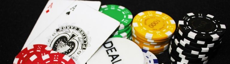 Blackjack kortit ja pelimerkit