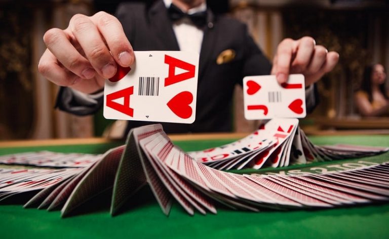 Blackjackissa on käytössä paljon kortteja.