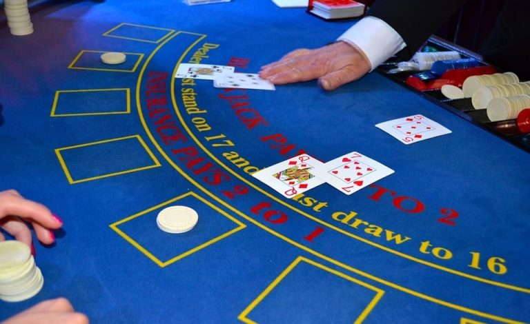 Blackjack-pelipöytä kivijalkakasinolla.