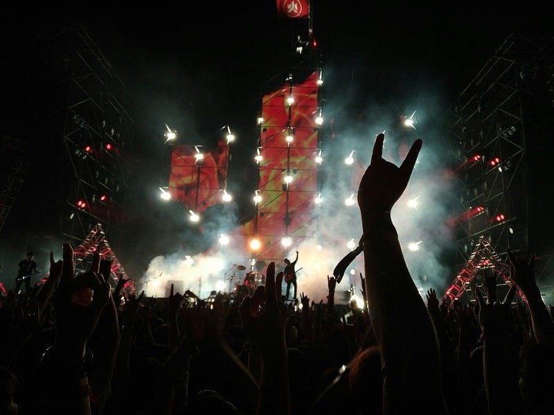 Hevimusiikkia konsertissa